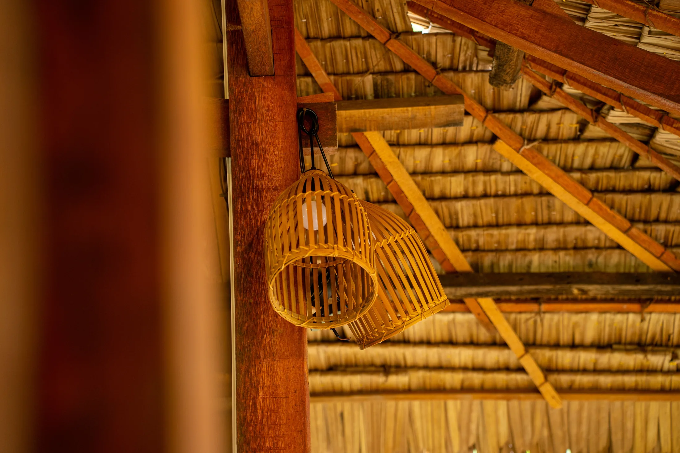 Handcrafted lamp and natural details at Mango Home